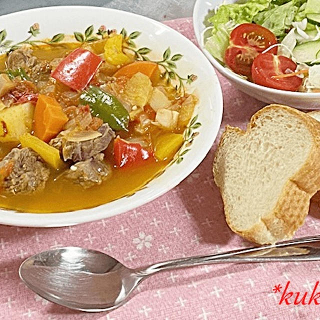 グヤーシュ：ハンガリー風牛肉のスープ