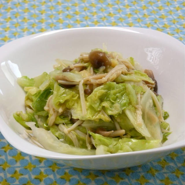 野菜不足？あと一品欲しい時にすぐ出来る温サラダ、春キャベツときのこの生姜和え。
