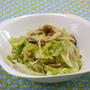 野菜不足？あと一品欲しい時にすぐ出来る温サラダ、春キャベツときのこの生姜和え。