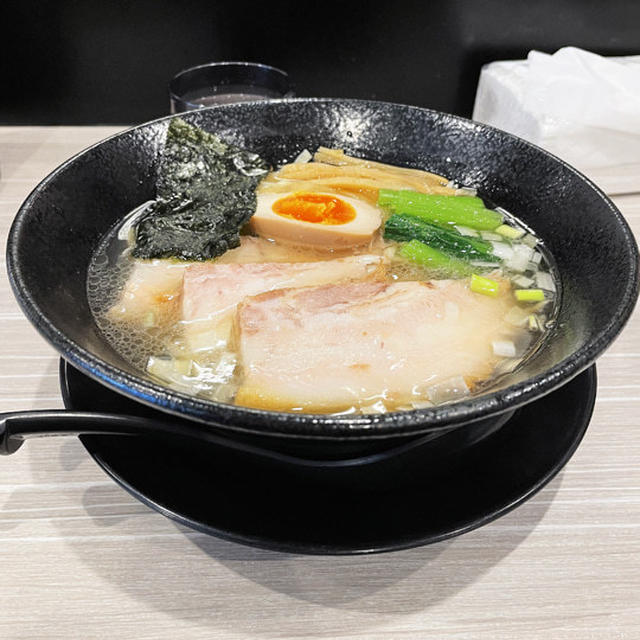 塩らぁめんにバラチャーシューを増して啜る