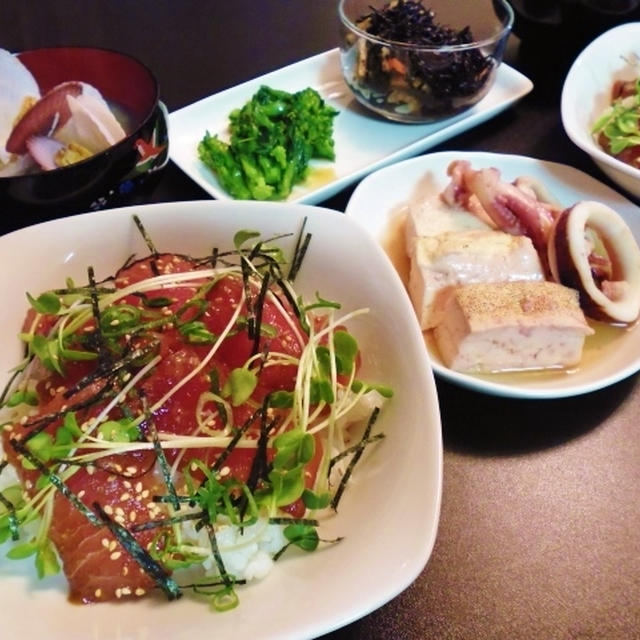 鮪漬け丼と帆立貝稚魚のお味噌汁など