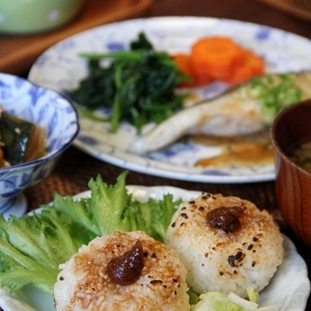 焦がしにんにく焼きおにぎり と たらのポン酢バター焼き。