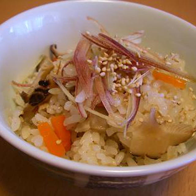 みょうがとゴマが香る五目炊き込みご飯