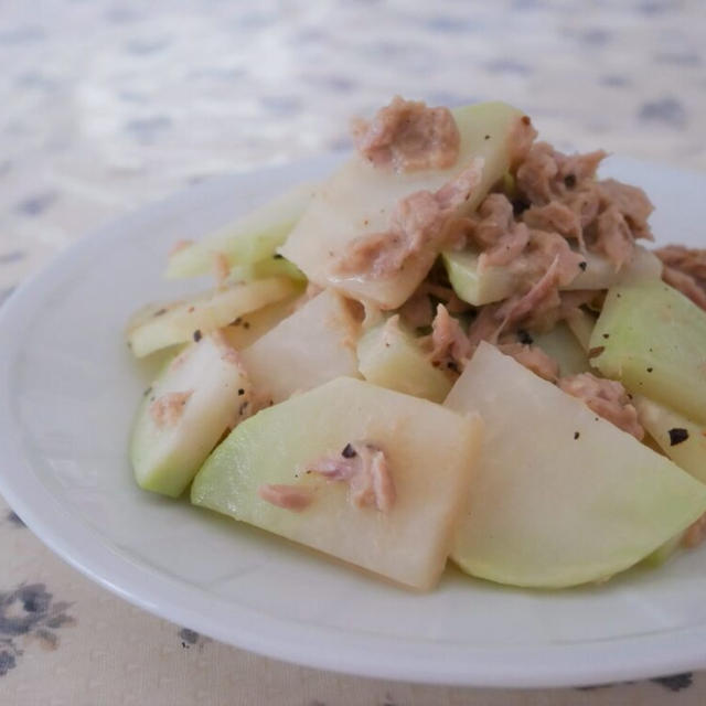 〈コールラビとツナのマヨポン炒め〉のレシピ / ブロッコリーの茎に似た味のお野菜！