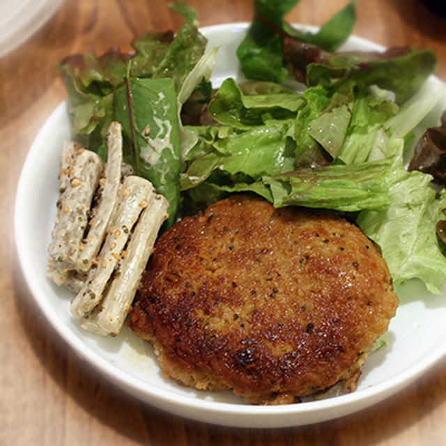 ハンバーグと根菜とトンブリと