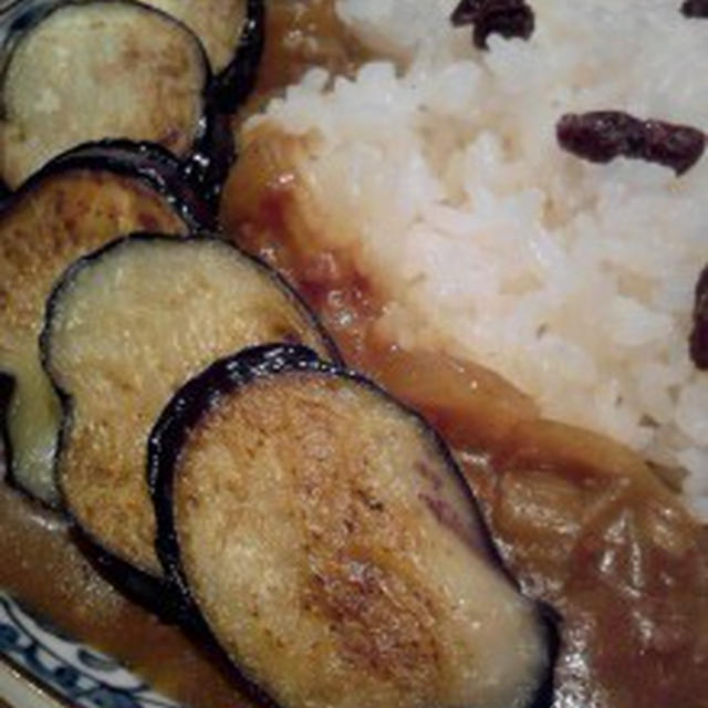 甘口カレーの揚げナスのせ