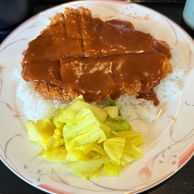 デミグラソースに茹でキャベツ…  かつめしです！