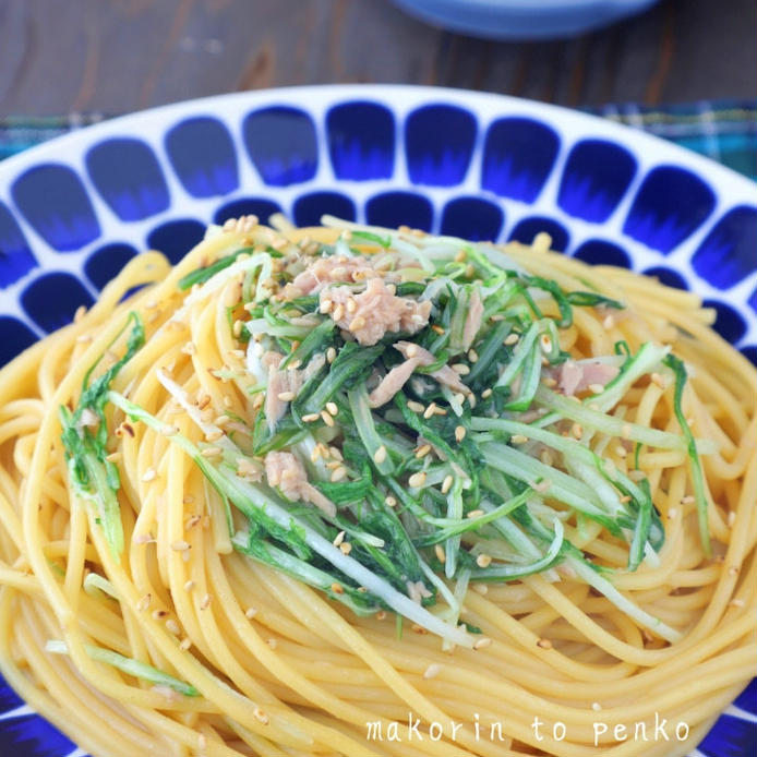 丸い皿に盛っているツナと水菜の和風パスタ