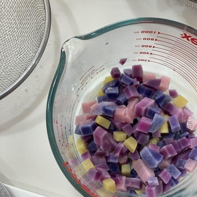 紫のさつまいもと紫のじゃがいもで作るカラフルポテトサラダ