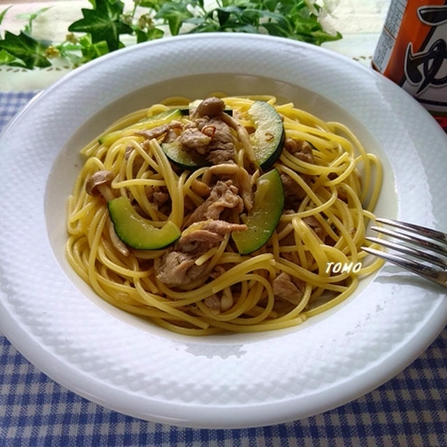 ヤマキ お塩ひかえめめんつゆ de　ズッキーニと　豚肉の和風パスタ