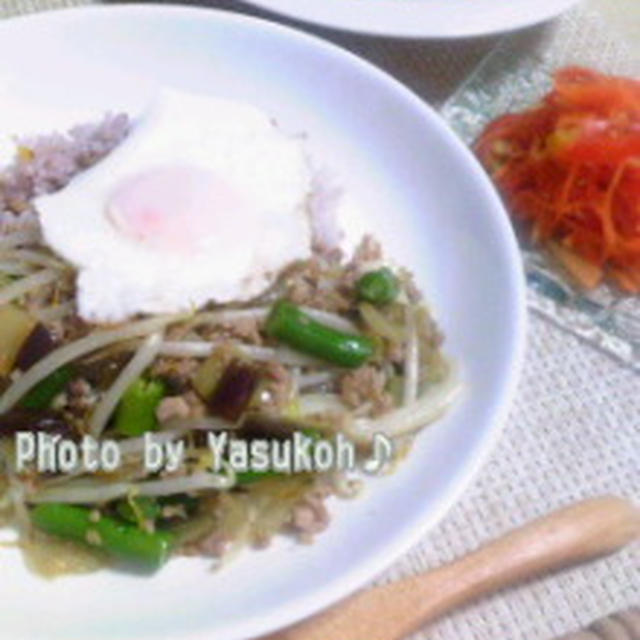 夏に食べたいエスニック料理☆ナスとひき肉のバジル炒めごはん☆