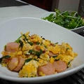 魚肉ソーセージとニラのスクランブルエッグとサラダ（Scrambled Eggs with Fish Sausage and Chinese Chives with a Salad）