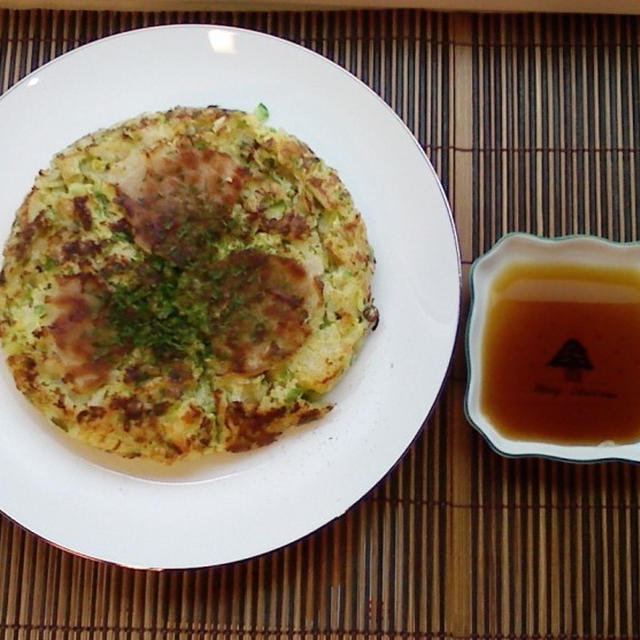 一見何の変哲もないお好み焼きに見えますが・・・