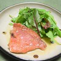白身魚のうろこ焼きレモンソース。パリパリのうろこがおいしい簡単おつまみ。