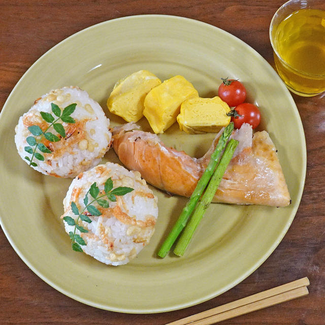 超簡単 天むす風おにぎりと鮭カマ塩焼きの春のワンプレートランチ By Koichiさん レシピブログ 料理ブログのレシピ満載