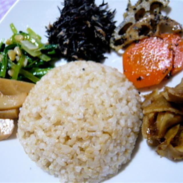 忠実なマクロビオティックプレート　小松菜と松の実の炒め物編