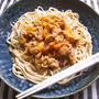 豚肉の甘辛煮とラー油の、ぶっかけ蕎麦