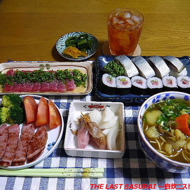 【夕食】カレーラーメン・焼きハム＆ブロッコリーとトマト・さば寿司＆ねぎとろ巻き…