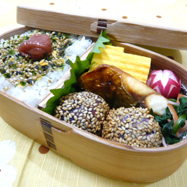 紫芋の胡麻衣コロッケのお弁当☆+゜