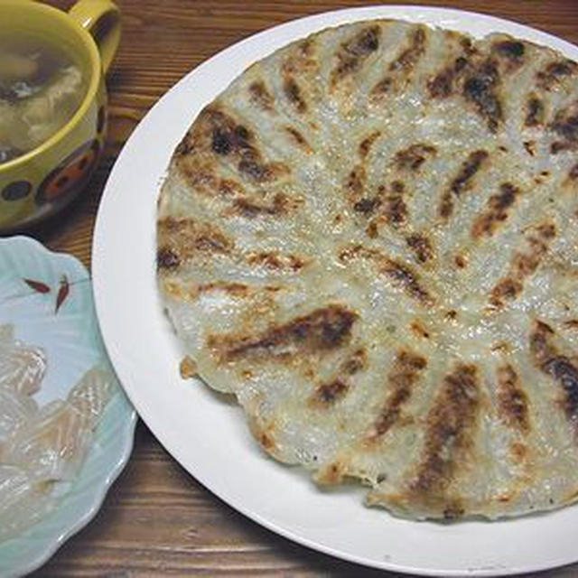 丸岡の焼き餃子。カーテンレールとにゃんこ