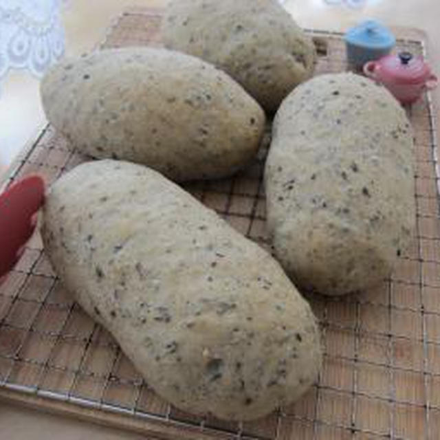 黒ごまコッペパン♪
