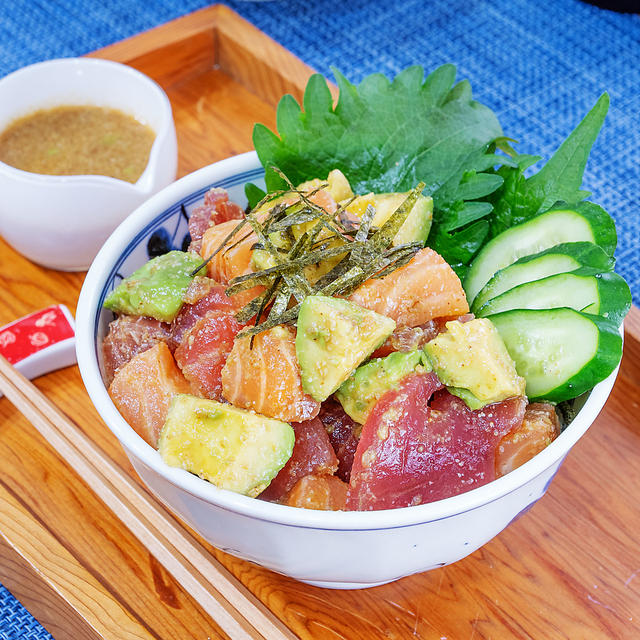 ごま香る♪サーモンマグロアボカドの３色漬け丼(*´∀｀*)