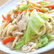 にんにく醤油で旨いっ！豚肉と春キャベツの焼きうどん。