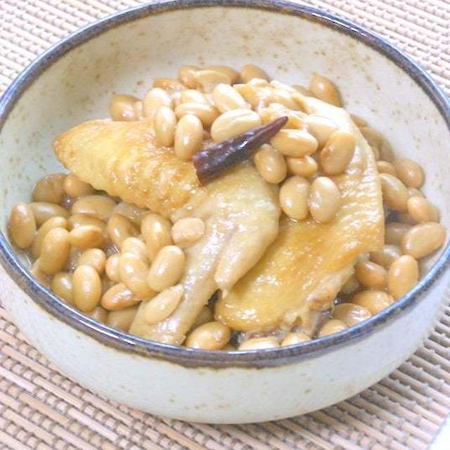 味がしみしみ〜で、こっくりと旨い！手羽先と大豆の甘辛煮。