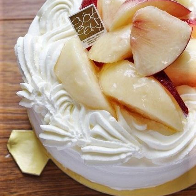 桃のデコレーションケーキ