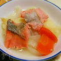 鮭とじゃがいもと人参を煮込んだもの