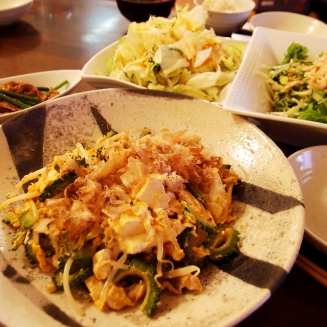ゴーヤチャンプルなど野菜中心の夕飯