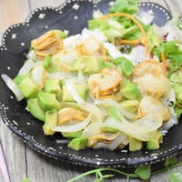 ベビーほたてとアボカドのレモンソテー丼