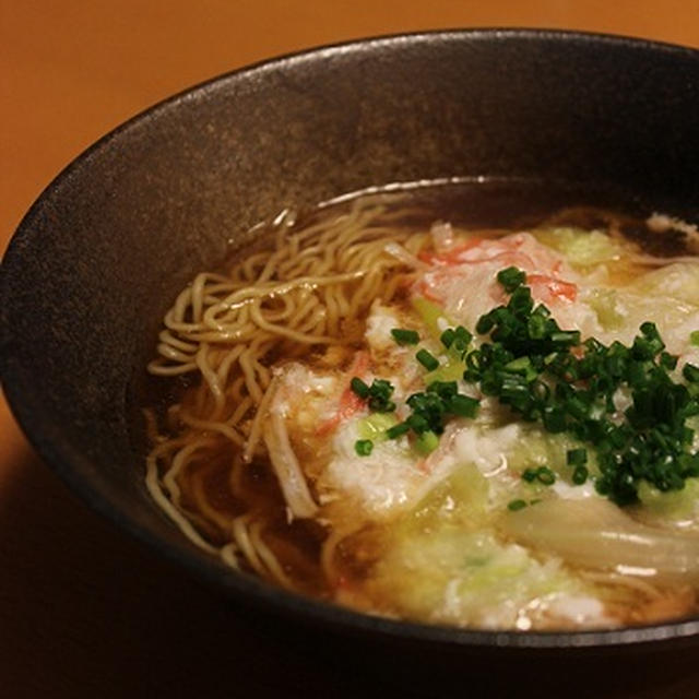 レタスとカニかまで、しゃきしゃきとろり。卵白あんかけラーメン