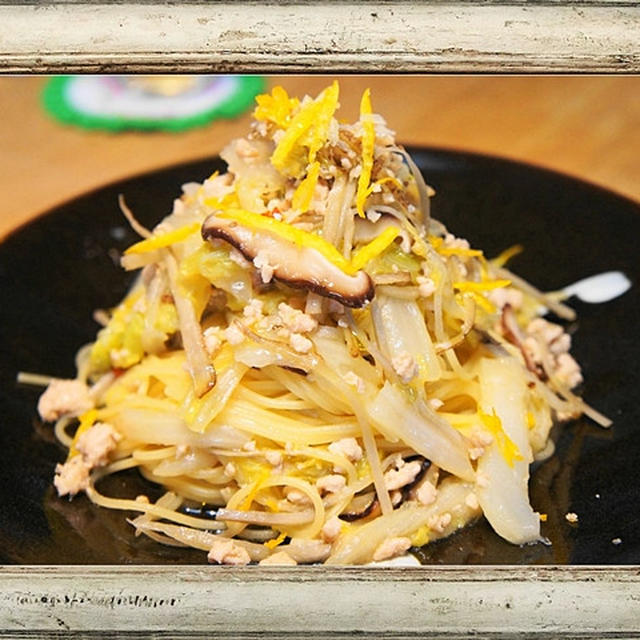 鶏ひき肉そぼろのストックでランチは”そぼろとごぼう、蒸し白菜の和風スパゲッティー”