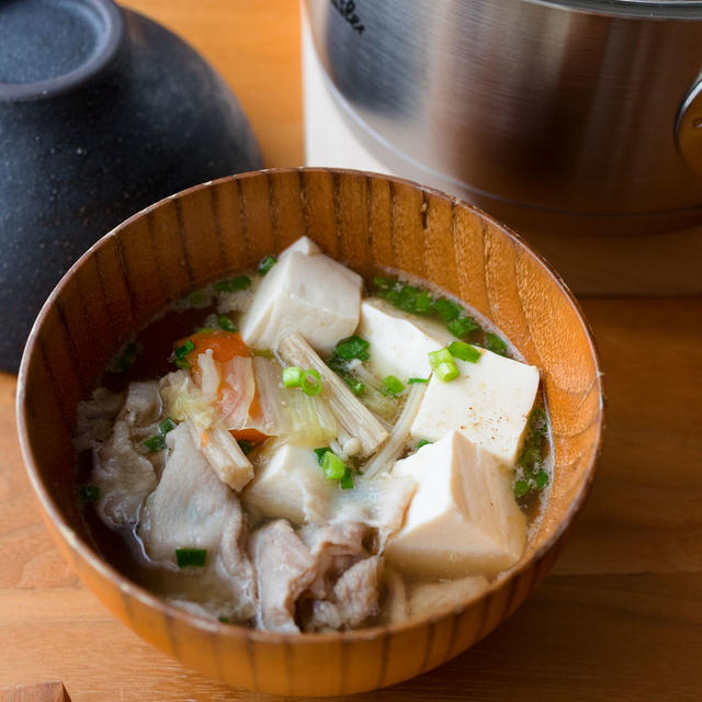 【白菜】豚肉や豆腐…たっぷり具だくさん♪ピリ辛中華風スープ。