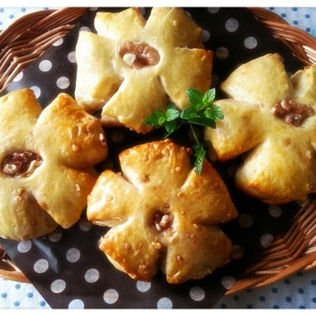 苦しくったって～♪悲しくったって～♪焼いてま～す♡くるみパン食べて顔晴るぞっ!!( 一一)