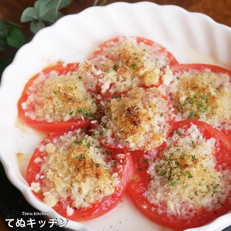 ただトマトにのせて焼くだけでお酒が延々と飲める...！『トマトのガーリックチーズパン粉焼き』の作り方