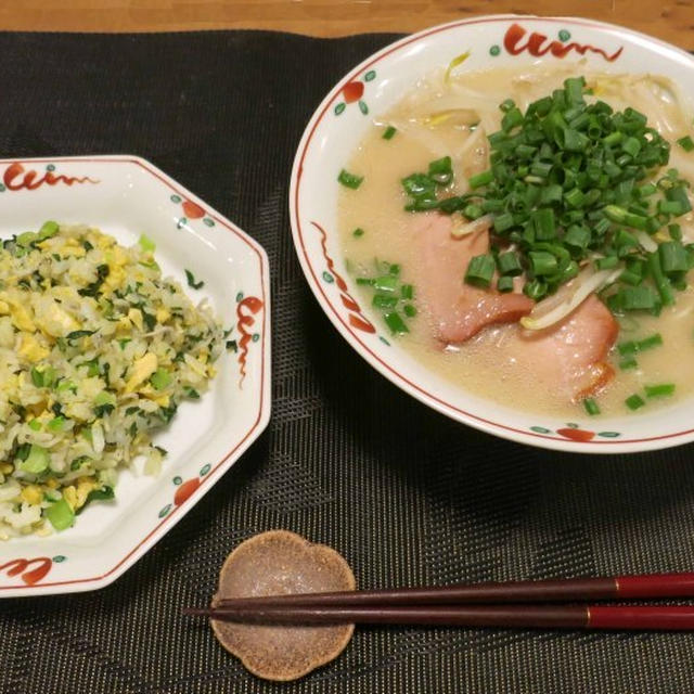 博多ラーメンと３９円の小松菜でチャーハンの晩ご飯♪　と　巨大ビカクシダ♪