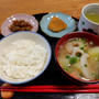 味噌汁と白ご飯と福神漬け