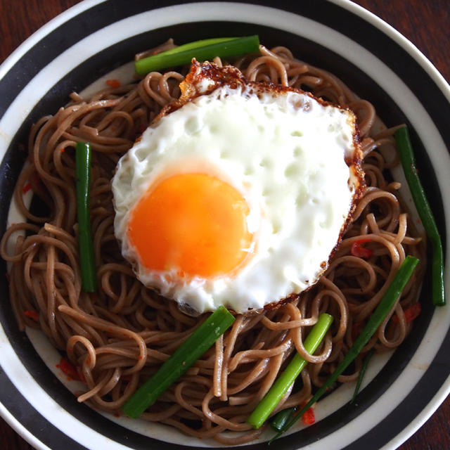 冷凍そばを炒めて目玉焼きをのっけて「なんとなくアジアン焼きそば」にしたら超ウマ死！！