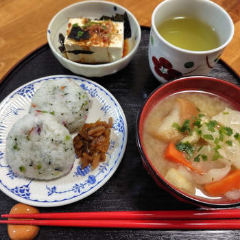 おにぎりと味噌汁と冷や奴