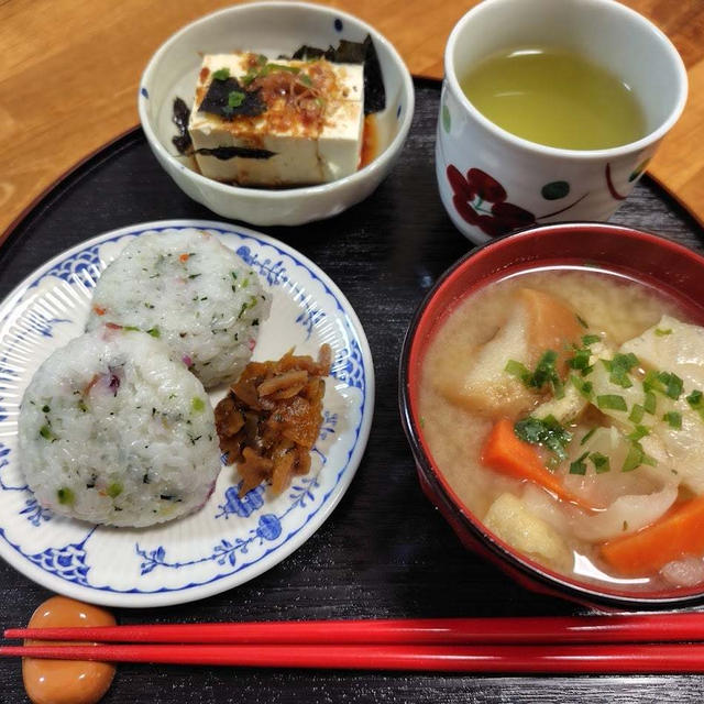おにぎりと味噌汁と冷や奴