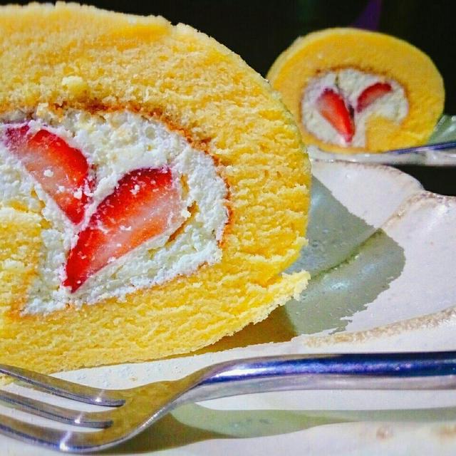 シンプルな「苺ロールcake」