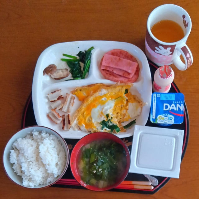 朝ご飯は８時　ニラ玉とハムステーキ