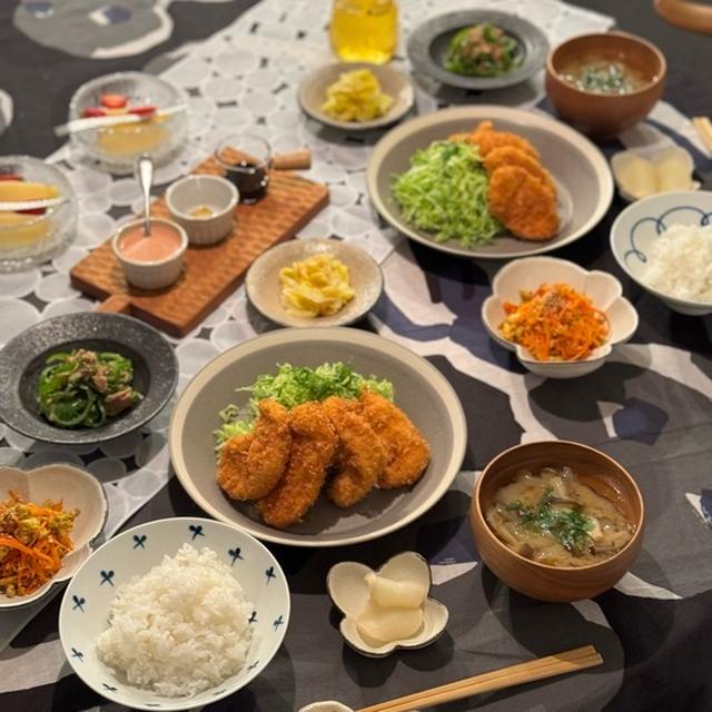 チキンカツと千切り副菜2つとかの夜ごはん