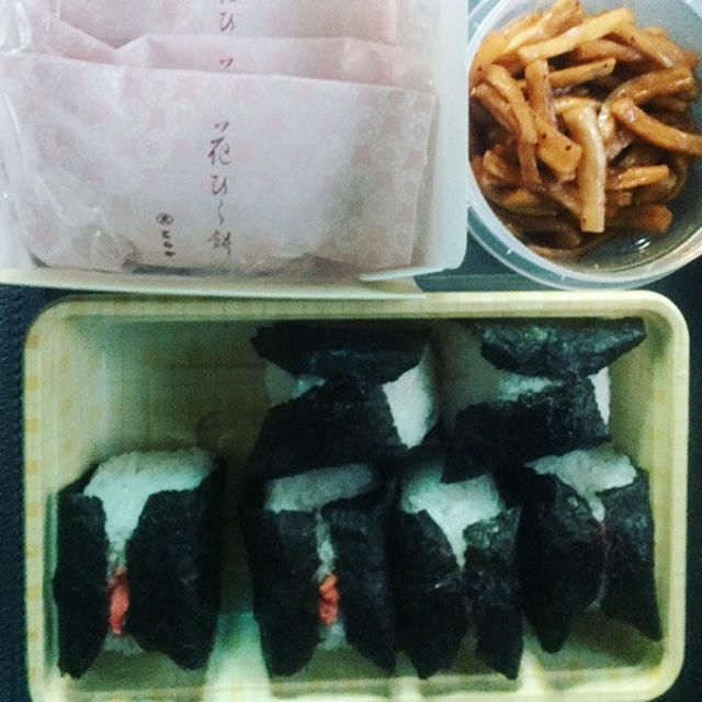 1月7日の朝ごはん。鹿教湯温泉へ向かう車の中でおにぎり