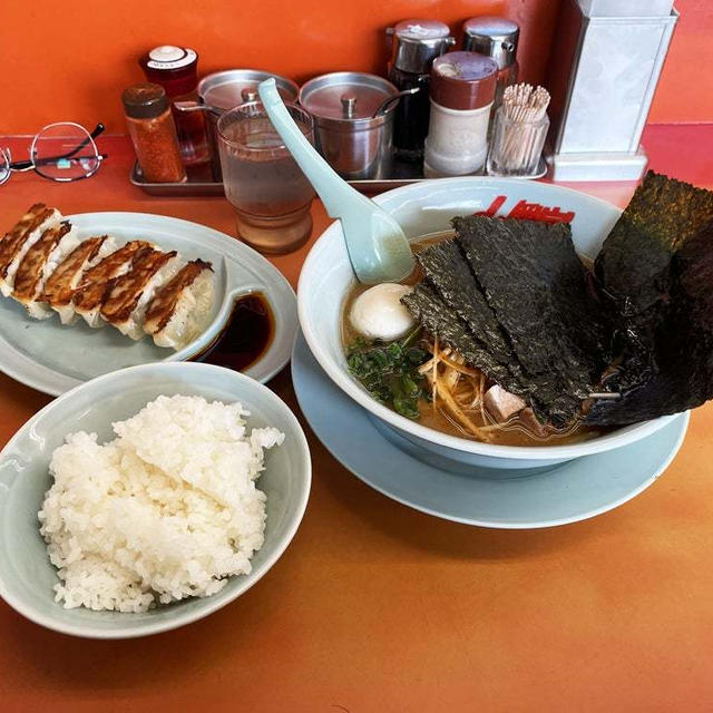 醤油ピリ辛ネギラーメンを啜る 〜海苔5枚・味付け玉子・土日祝日限定 特製餃子とライス・山岡家〜