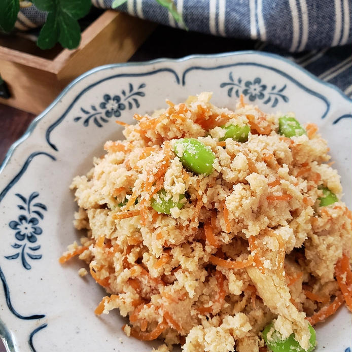 模様が入ったお皿に盛られた中華風おから煮