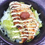 鶏胸肉の皮パリ香草焼きマヨかけ丼（節約＝ひらめき丼）（ヘルシー）（レタス）