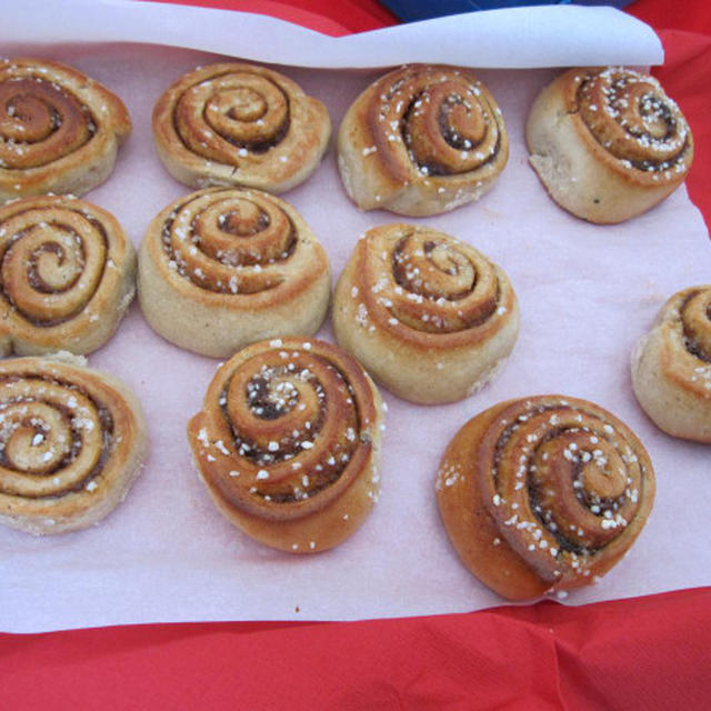 クリスマスバザーでスウェーデンのシナモンロールパン 「カネルブッレ」